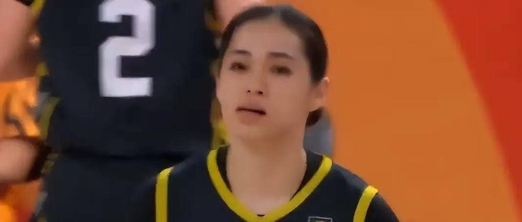 韩国106-40狂胜马来西亚，李孝希21分闪耀全场！ 神秘嘉宾现身观众席，日媒惊呼：这才是中国女篮的真正威胁