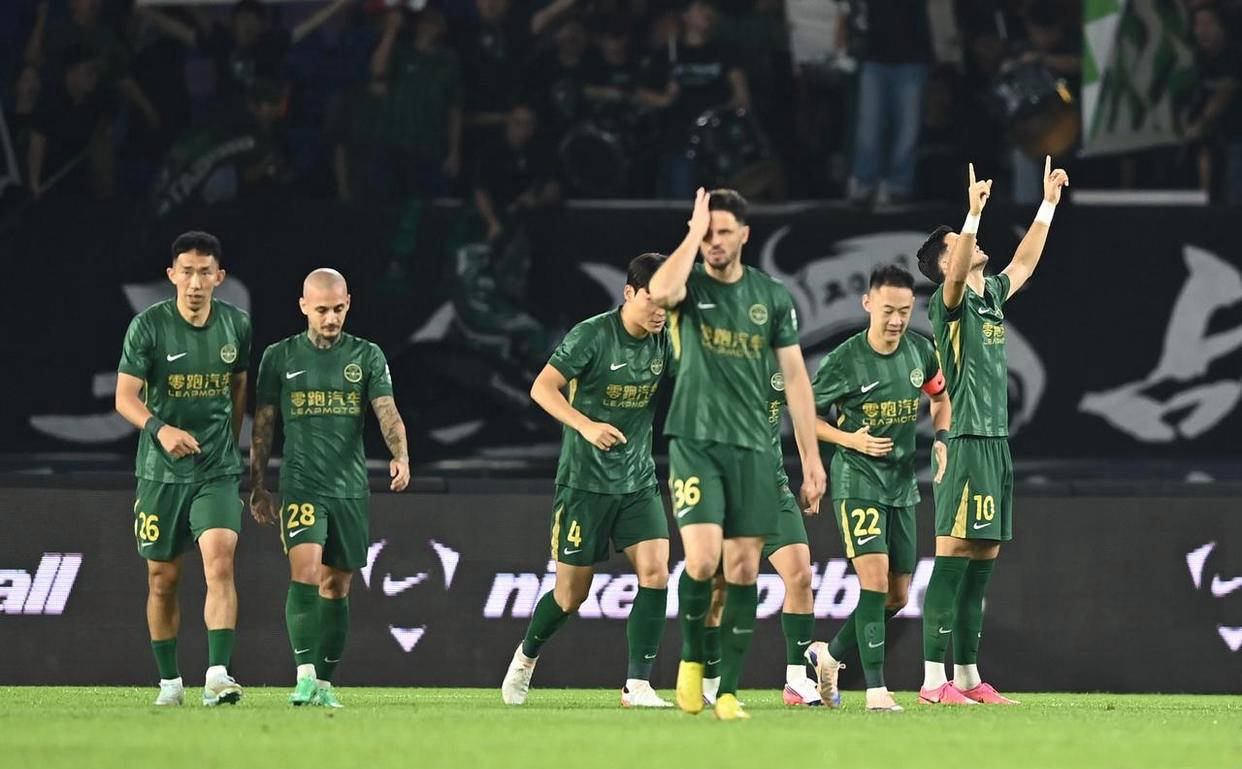 浙江队4-1击败10人武汉三镇，托利奇与米特里策双双传射