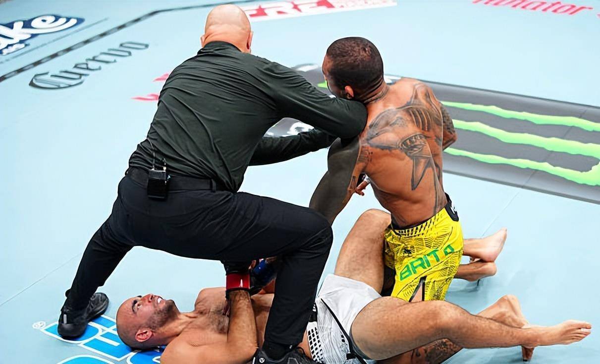 一个滑步毁所有！UFC名将高扫失手，被无名小卒骑脸砸晕，太惨了