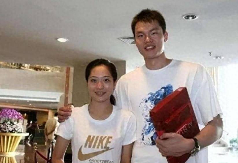 她是体操女神，和朱芳雨离婚13年，任教广州新华学院，大儿子1米9