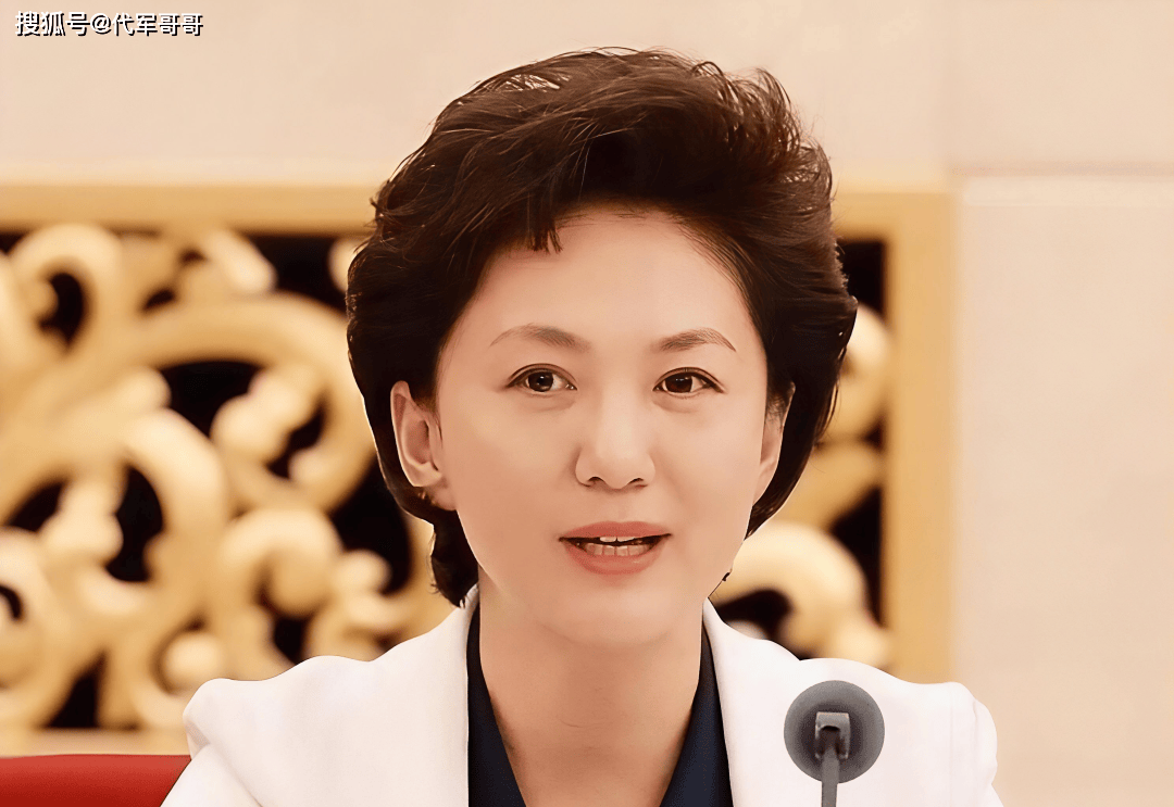 54岁海霞近况曝光！告别《新闻联播》，嫁清华教授26年活成人生赢家