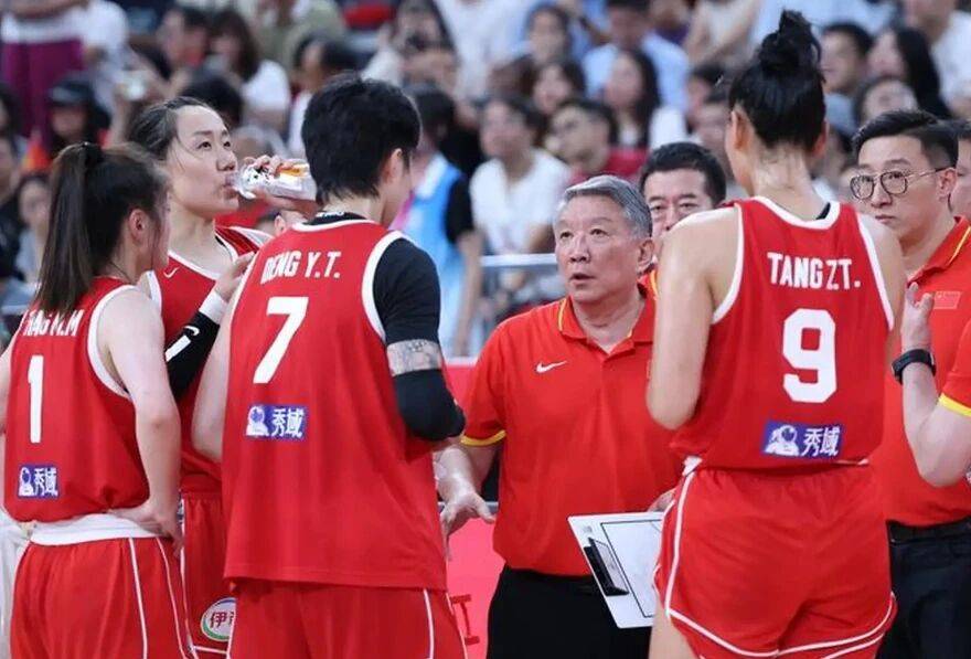 中国女篮26分大胜晋级四强,张子宇20+9杨舒予21分,半决赛对阵韩国