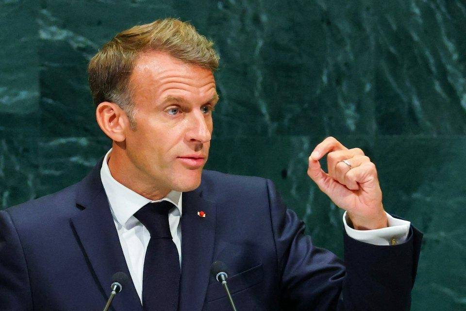 马克龙卸任前在联合国拍桌子，炮轰特朗普很硬气，反正他这总统当不久了