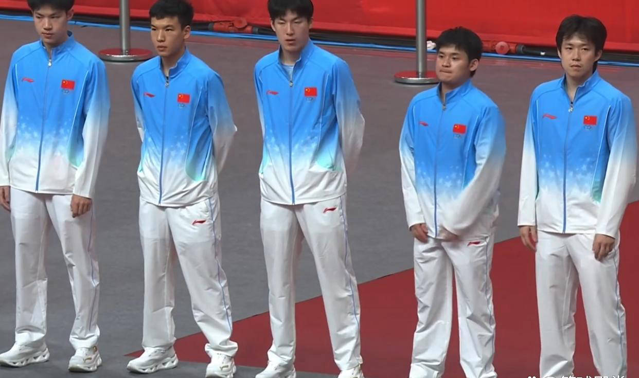 男乒团体颁奖：全队站上领奖台心情沉重，张本智和却满面笑容！