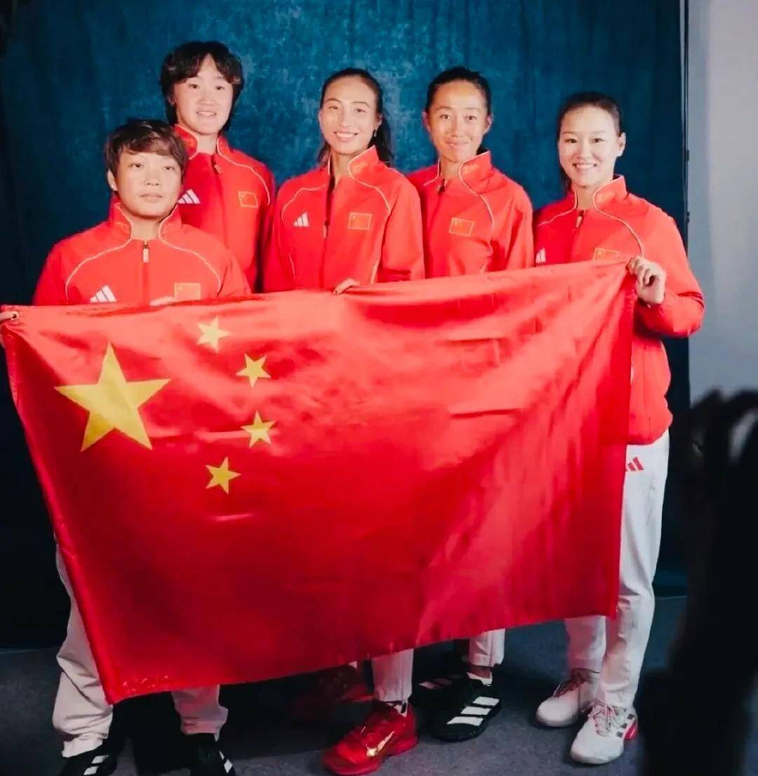 张帅独力难支中国女网告别世界杯，郑钦文称吃药坚持赛前曾想退赛