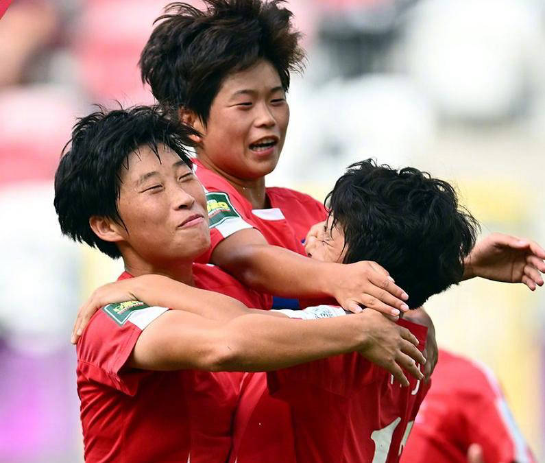 朝鲜女足U20在半决赛中以3-0战胜哥伦比亚，展现统治力，强势挺进决赛