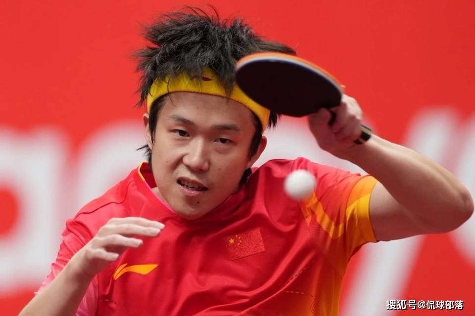 王楚钦卫冕失败！难破48年魔咒 与林诗栋同举五星红旗 面无表情
