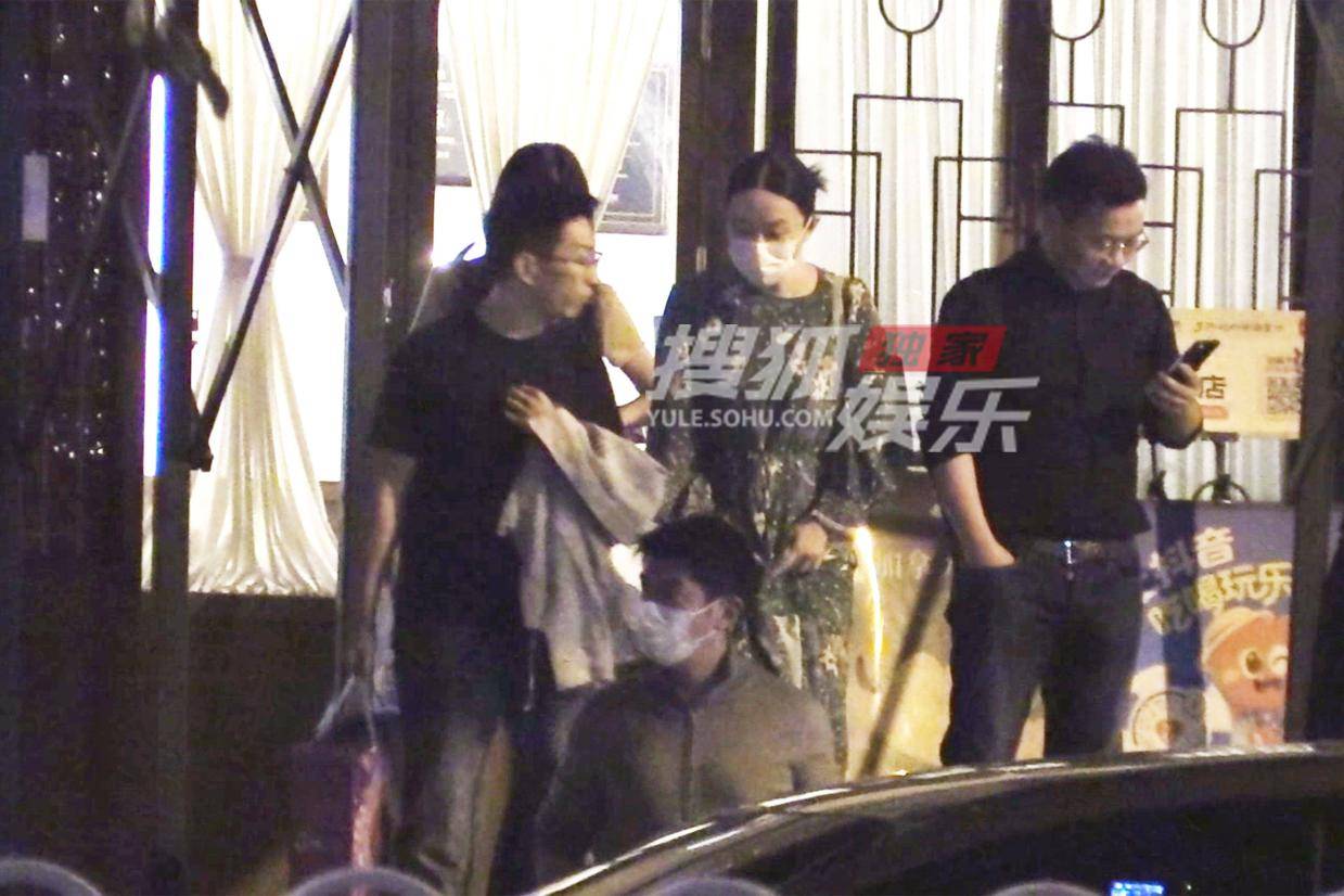 霍思燕碎花裙亮相聚会 杜江搂肩恩爱相伴成焦点
