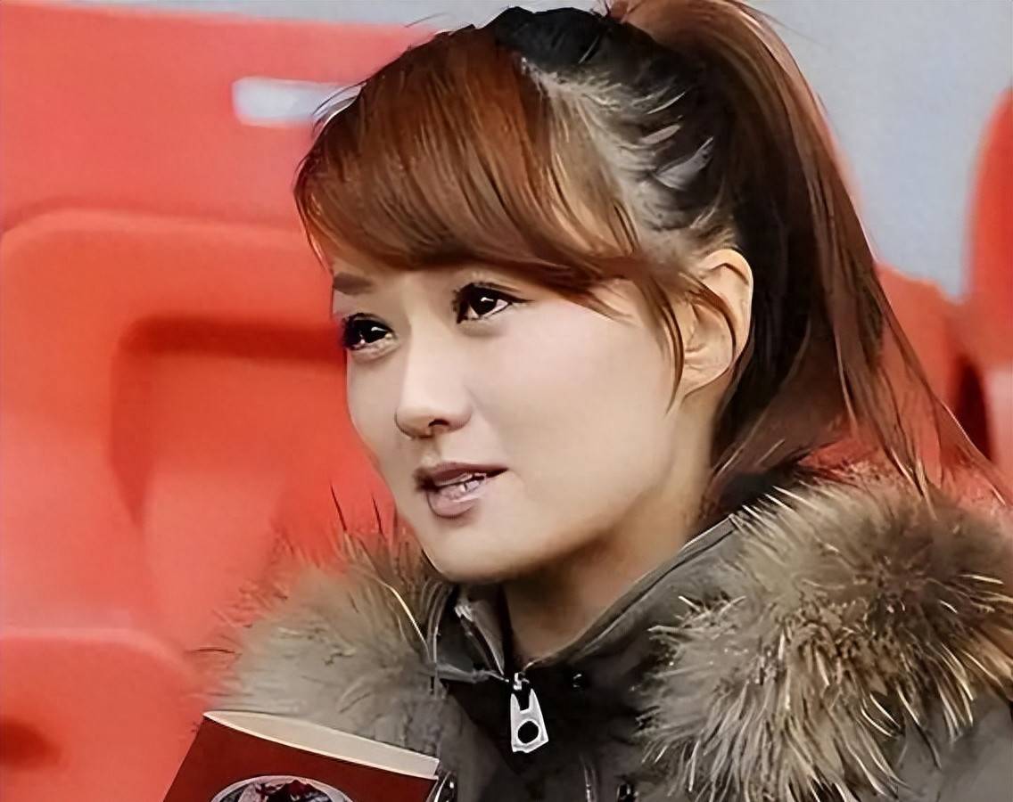 她曾是辽宁台当家花旦，丈夫是前国足门将，如今只靠她一人养孩子