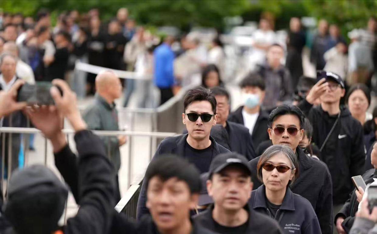 胡歌提前离场金鹰奖颁奖礼 赶回北京送游本昌最后一程
