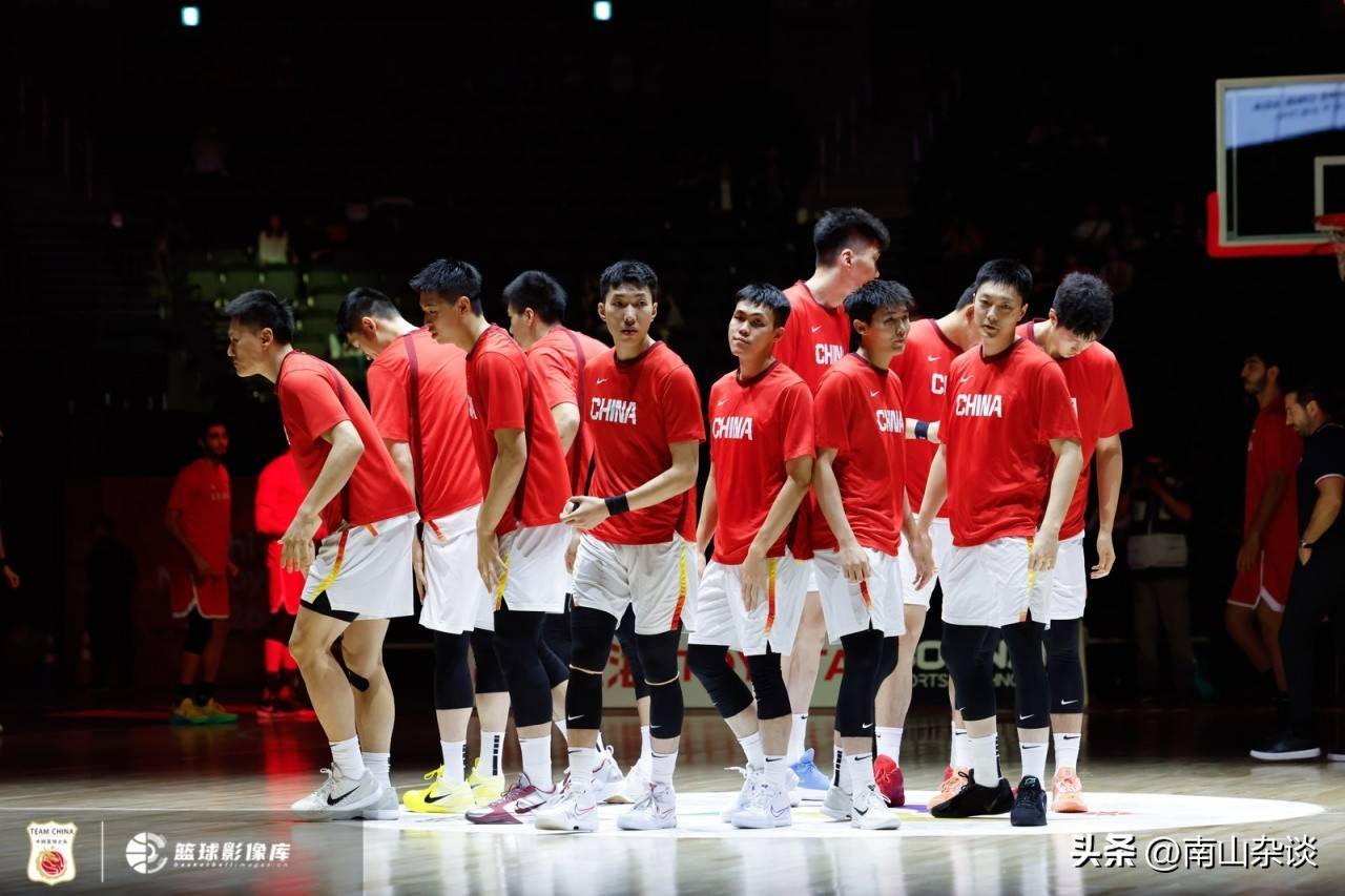 万万没想到！中国男足竟然也会成为，鞭策中国男篮的正面教材！