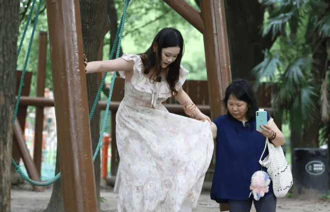 张家齐发长文告别综艺节目 曾因与妈妈相处方式引热议封面图