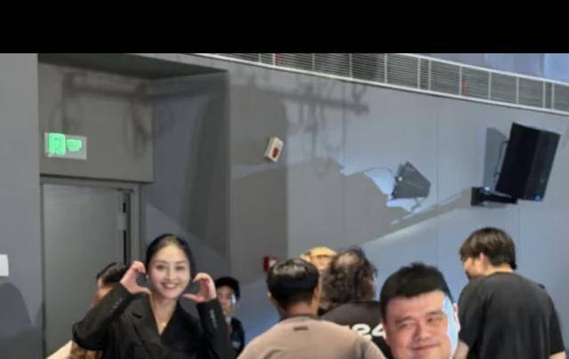姚明妻子带女儿逛商场，16岁姚沁蕾身高超195，长裤穿成八分裤
