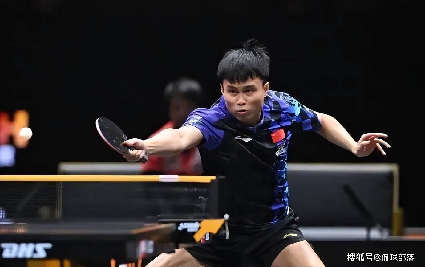 0-3爆冷出局！张本智和豪言夺冠被打脸，周启豪杀进8强，王励勤、王皓起立鼓掌