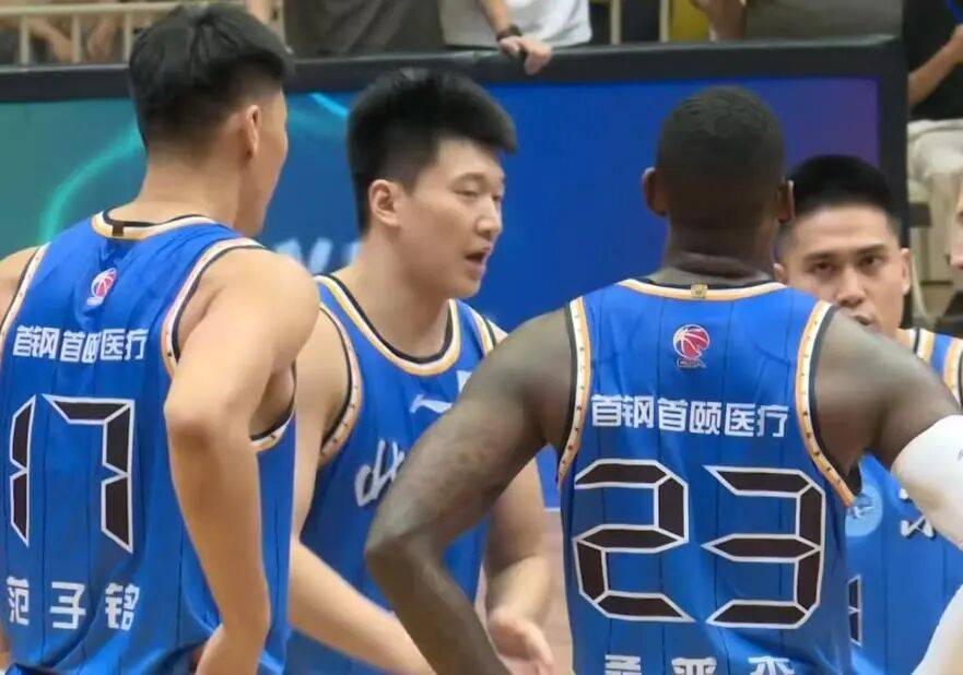 北京男篮1分险胜浙江，陈盈骏三分球准绝杀，程帅澎16分赵睿伤退