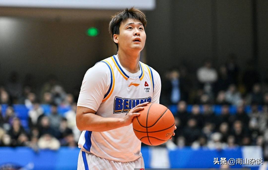CBA一夜之间两国手受伤，赵睿被队友背出场，李悦洲左脚90度扭伤