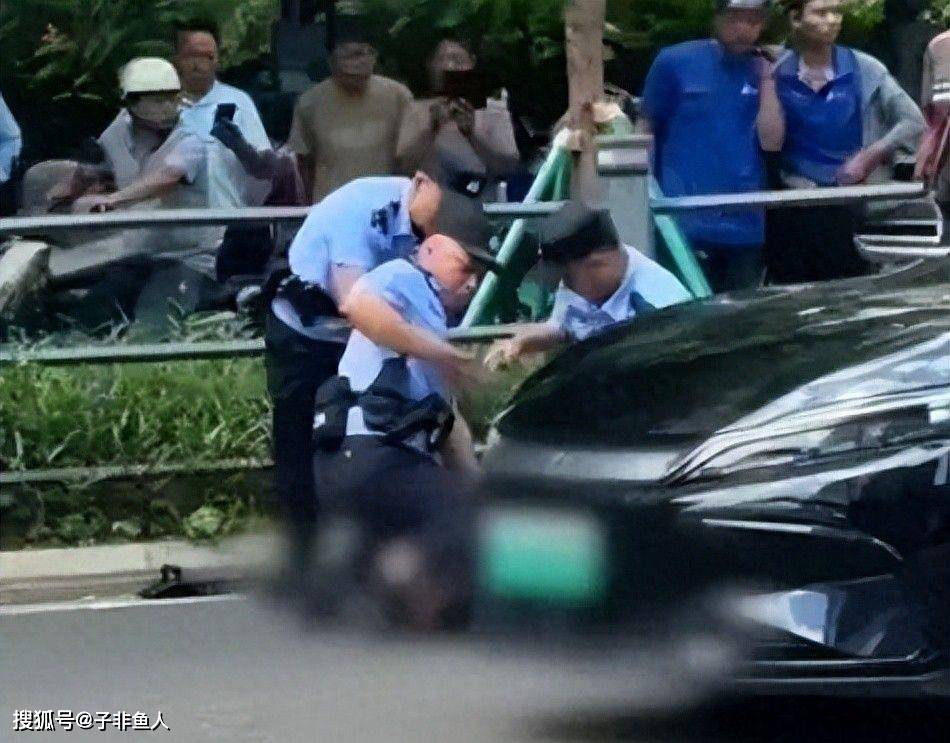 海口一网约车内发生伤人事件