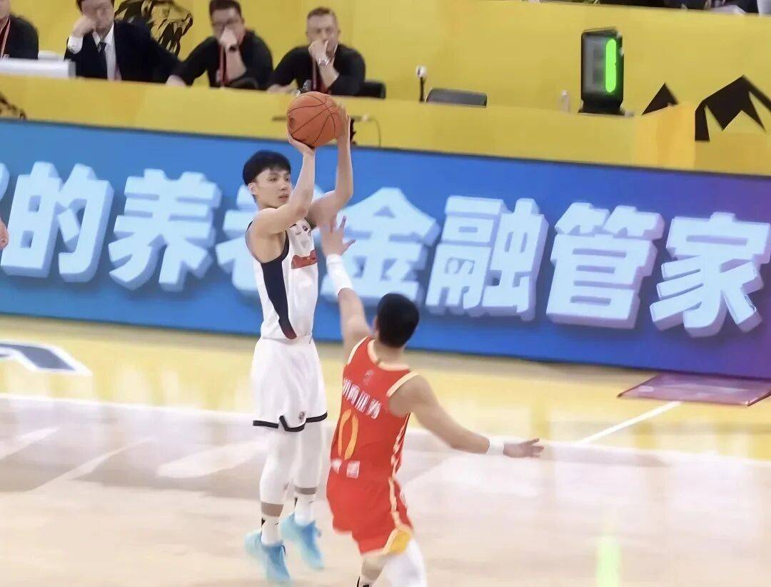 广东男篮洋帅祭出“零控卫”阵容，徐杰新赛季沦为可有可无之人？