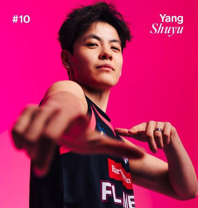 杨舒予闪耀谊园！全英采访表态决心冲击WNBA，还与众多美女球迷合影留念