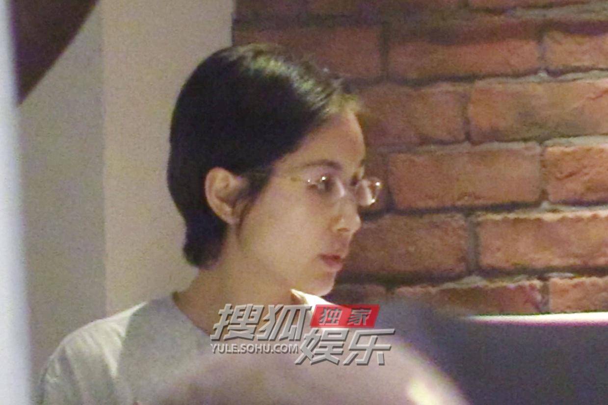 王子文聚餐造型惊艳 短发配眼镜尽显知性温柔魅力