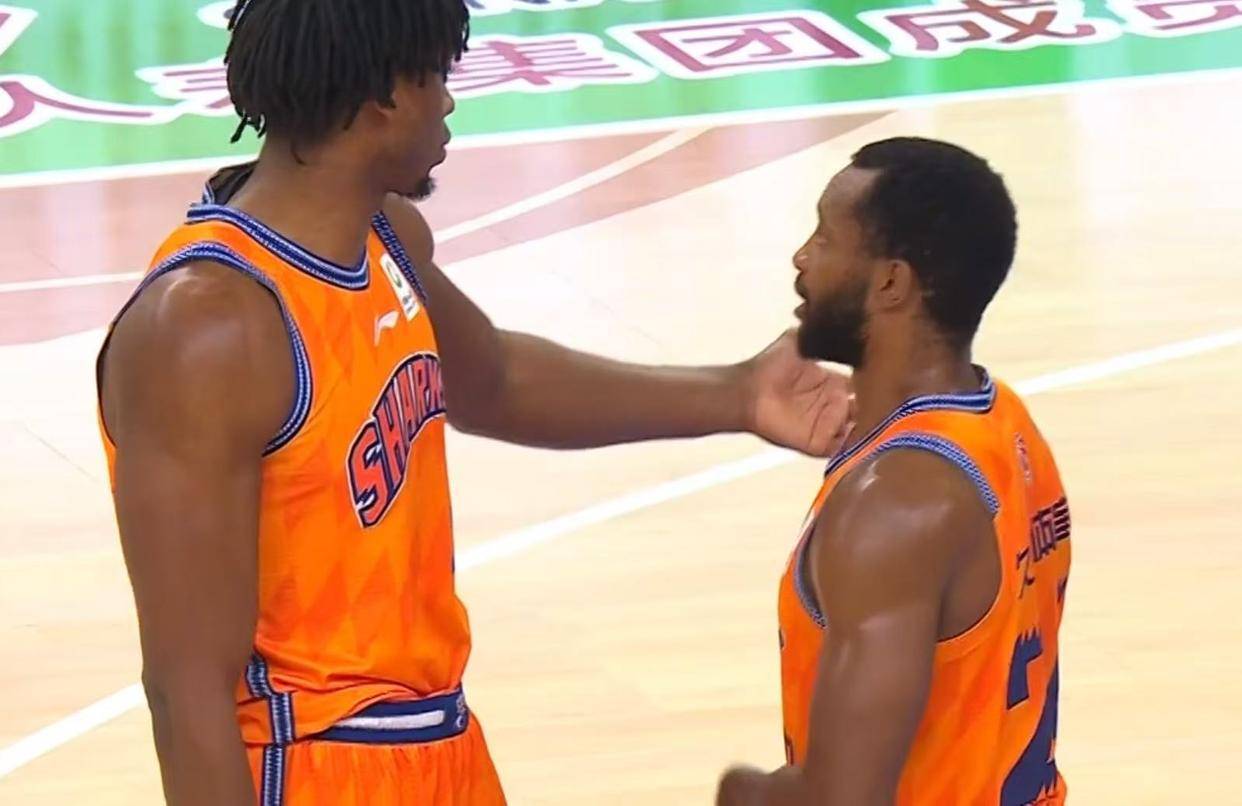 太“记仇”了？徐杰胡明轩手牵手欢迎弗格，复制辽粤大战经典