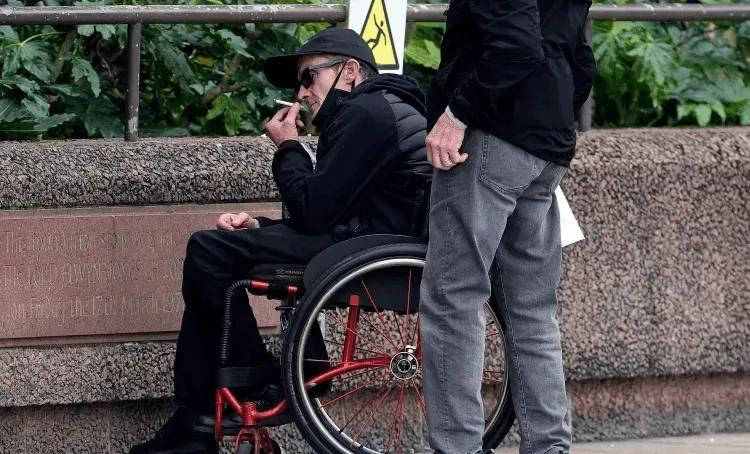 奇葩！脑瘫利物浦球迷因种族歧视曼城边锋出庭，结果又突发癫痫