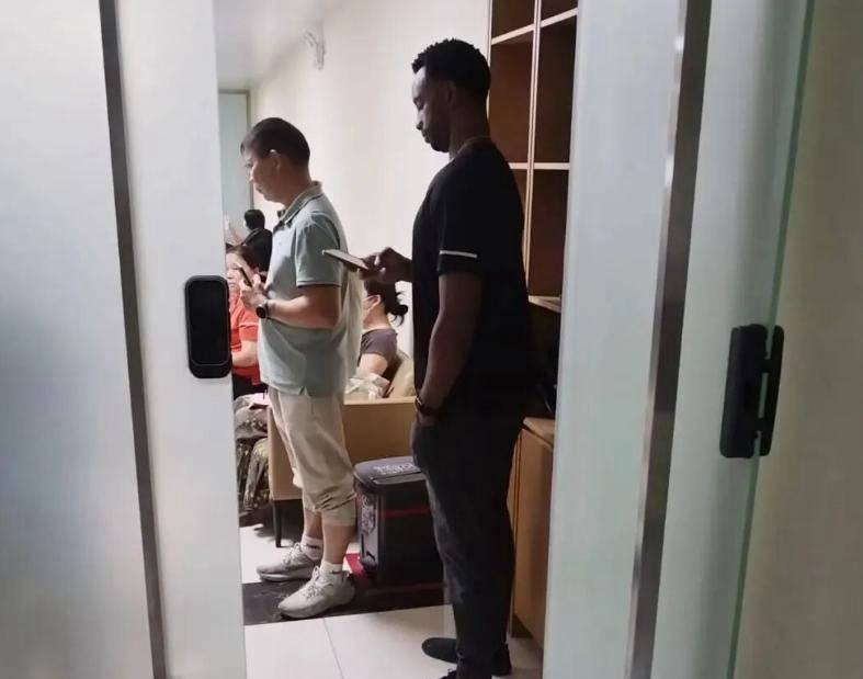 宏远动态！弗格快速到队完成体检，阿祖今抵达，朱总杜锋同台支持陈老板！