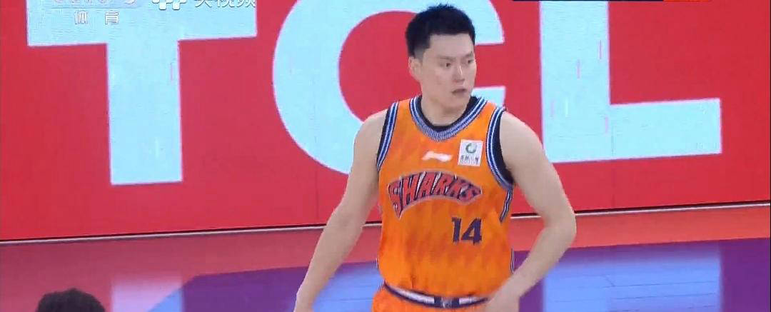 CBA赛季揭幕战：上海以102-68战胜深圳，王哲林取得14分18篮板