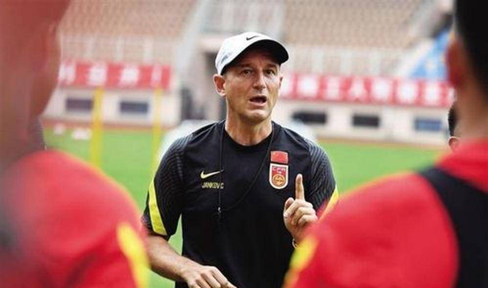 10月17日：U16国足开门红，张耀坤战术遭质疑，袁博涵硬撑，足协换帅别浪费天赋