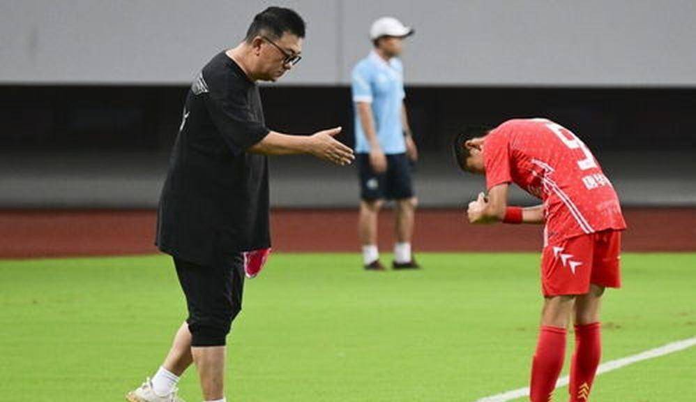 10月18日：中国足球小将绝平光州鸡林，董路公开表态永不再来，全场多出9次射正仍未取胜