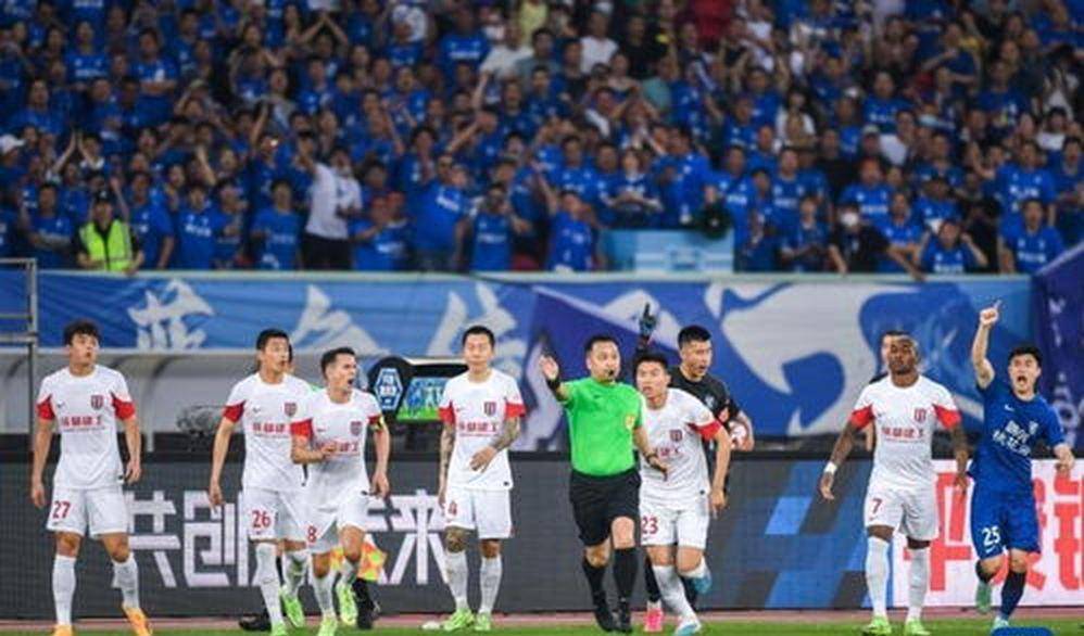 10月19日：武汉三镇主场不敌申花降级，亚冠外战仅派一外援本场却四外援首发，球迷痛哭