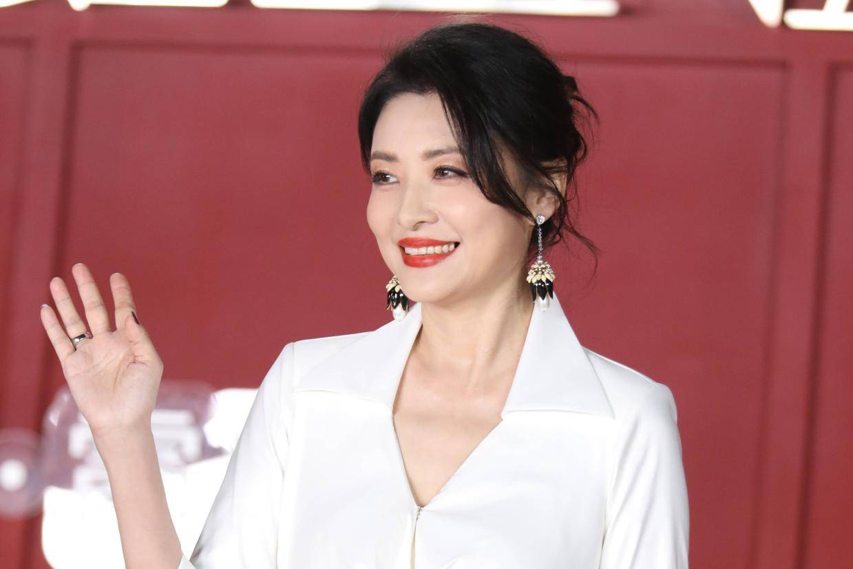 芭莎盛典红毯：杨幂周涛赵露思白鹿美貌惊艳，王嘉尔李昀锐帅气夺目