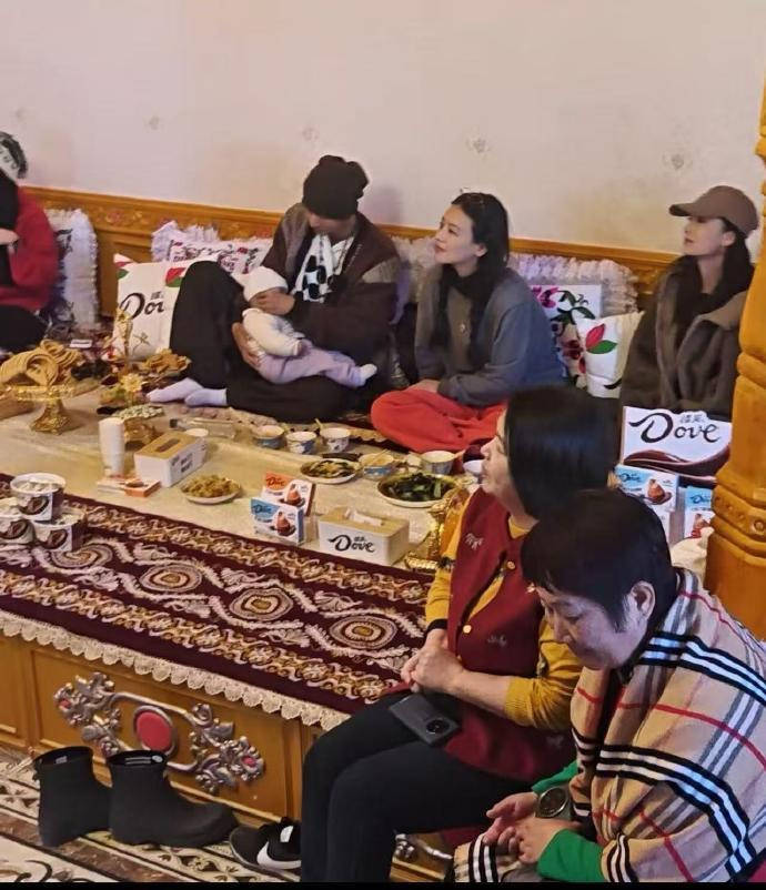 张晚意录制综艺抱娃画面曝光 人夫感都要溢出屏幕封面图