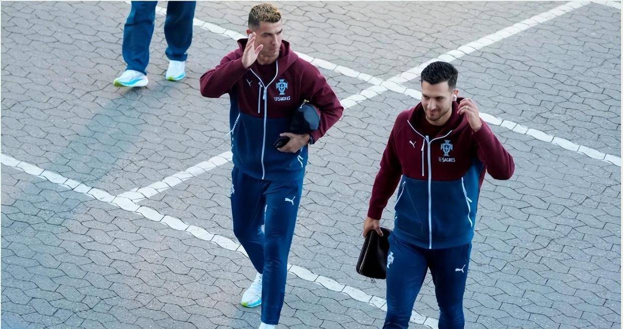 Gallery - ngày 22 tháng 10: Cristiano Ronaldo dẫn đầu bảng xếp hạng Quả bóng vàng mọi thời đại, bỏ xa Messi; truyền thông Bồ Đào Nha công khai tuyên bố rằng các hoạt động thương mại sẽ không được tính vào danh sách vinh danh - image 6