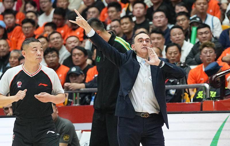 辽篮主帅：两场比赛说明不了什么 不单独评价个人表现