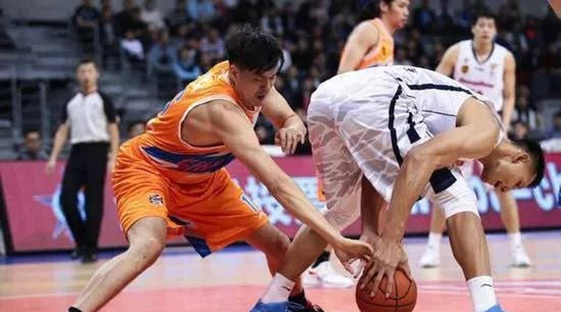 10月23日：广东宏远大胜广厦18分，崔永熙末节独取13分，弗格阿祖布克主导三节攻势