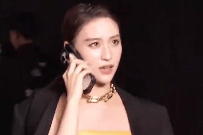 何超莲红毯接电话引热议，回应称工作太忙需处理事务，真实感获赞