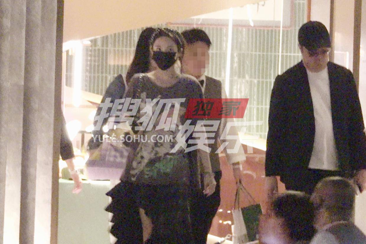 彭小苒深夜好友聚会 甜辣穿搭T恤配不规则长裙成焦点