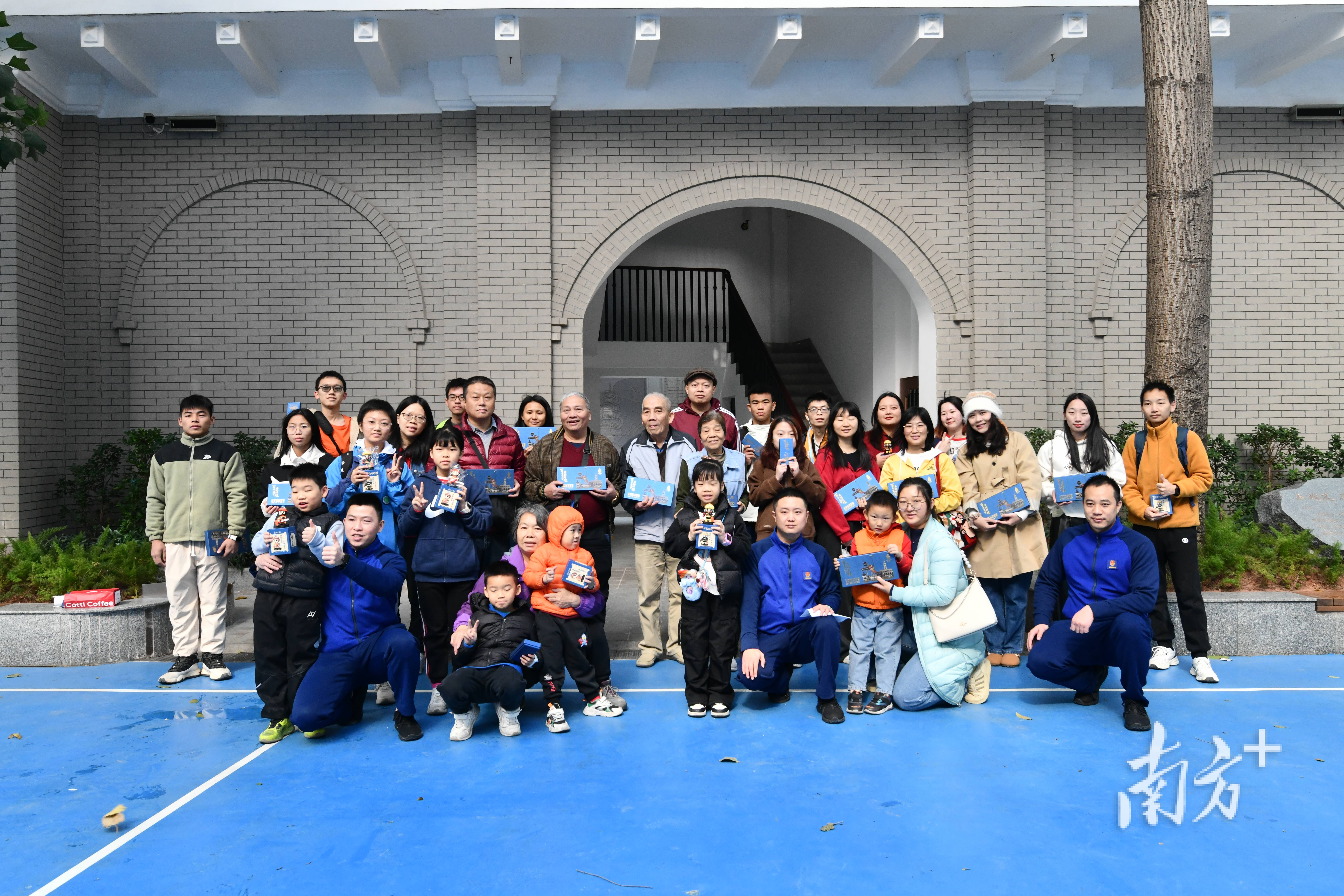 首批市民走进广州消防历史展览馆