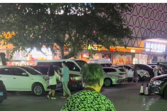 拾荒老人讨剩羊肉汤后续：好心老板上门捐款，老人跪谢令人破防