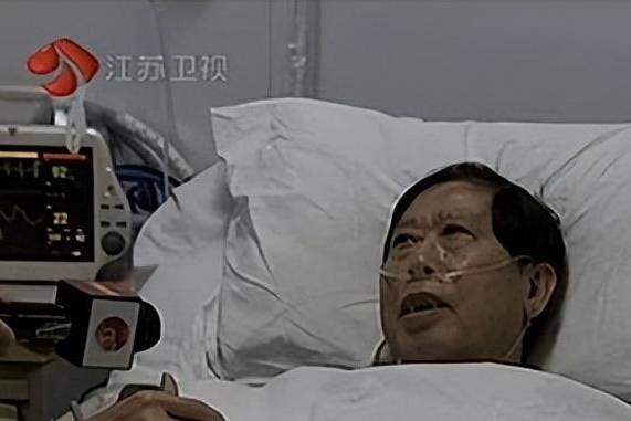 回顾74岁老人用假地址捐款27年，每月工资500，一次晕倒暴露秘密
