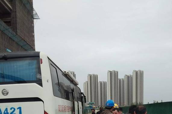 医院拿献血卖高价！专家忽悠农民工无偿献：献再多也不能优先用血