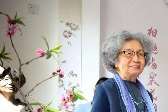 她现今97岁，一生从教，捐款千万，生育二女却直言：从没有过爱情