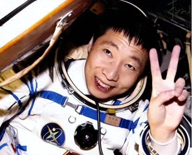 杨利伟在太空听到“敲门声”，13年后谜底被揭开，多亏他当时冷静