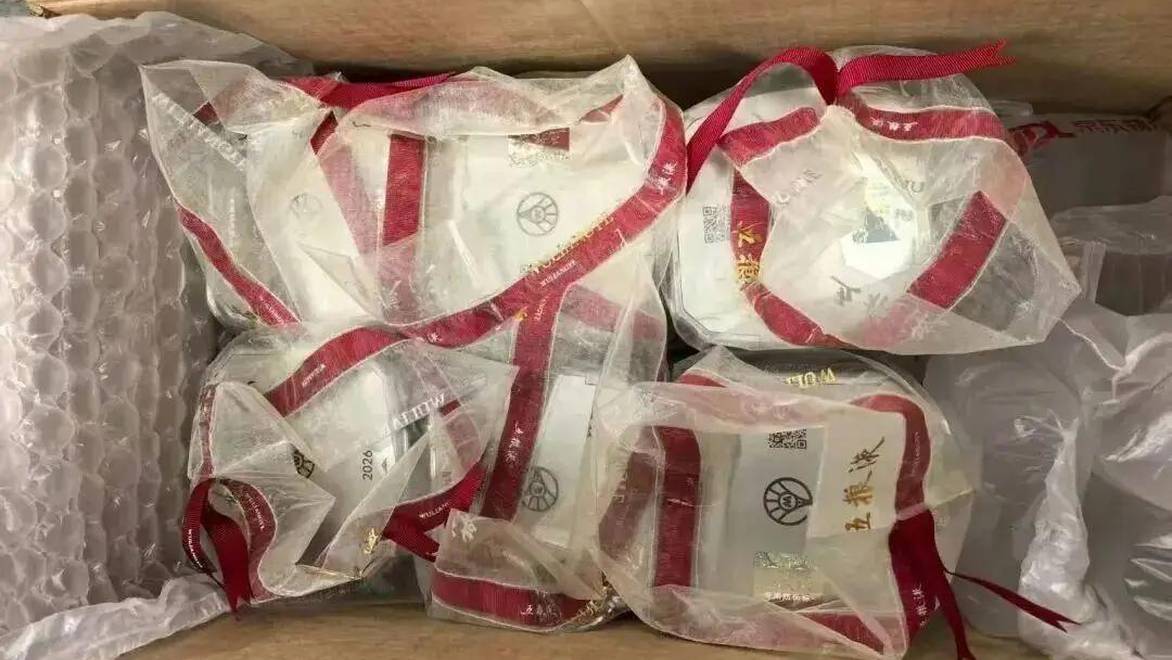 一对夫妻狂收15箱茅台五粮液，快递小哥当场起疑，结果立了大功！