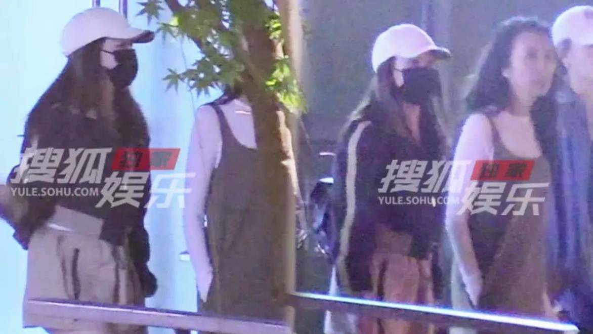 陈妍希和闺蜜吃西餐，帽衫搭短裤清爽利落