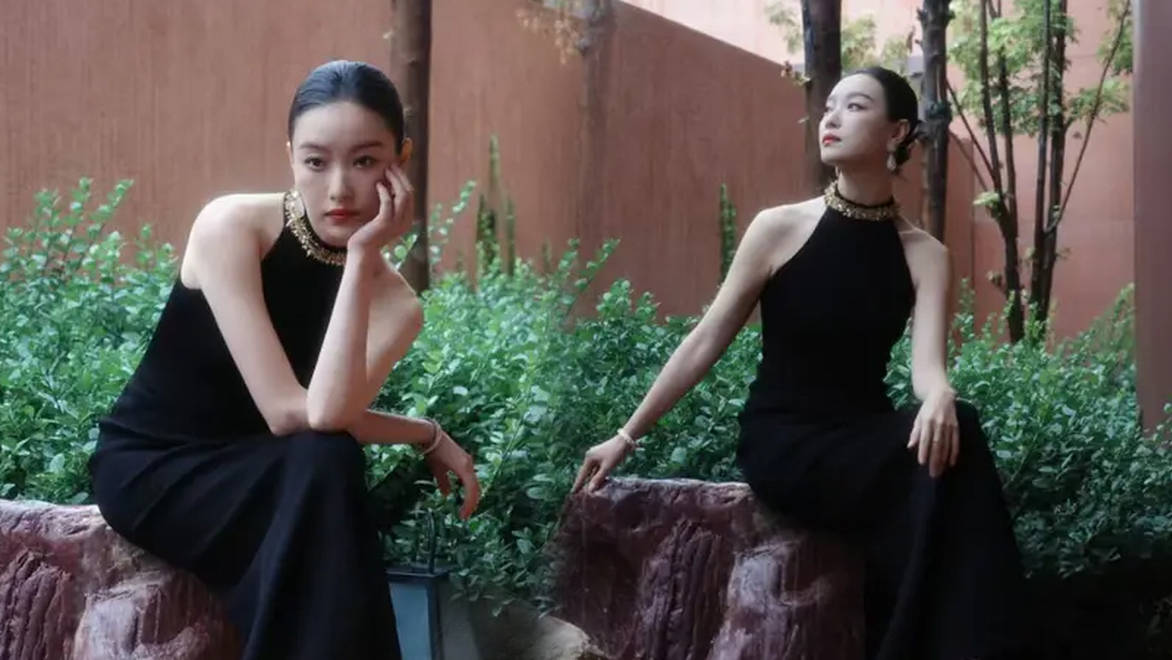 倪妮穿修身长裙身材曼妙，漫步雨中尽显故事感