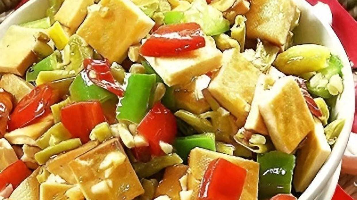 几块豆干一把豇豆，大火一炒，酸爽入味，好吃解腻，比吃肉还过瘾