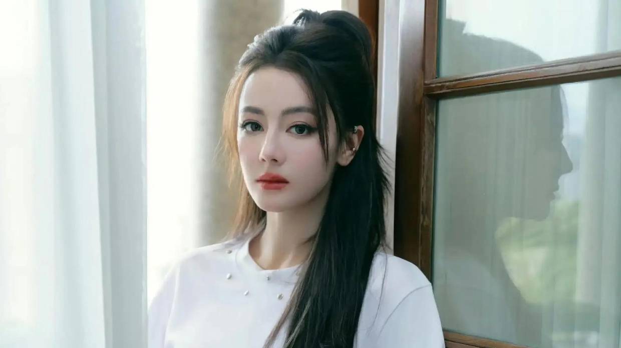 迪丽热巴不愧是“顶级美貌”，简单白T恤穿出高级时髦感