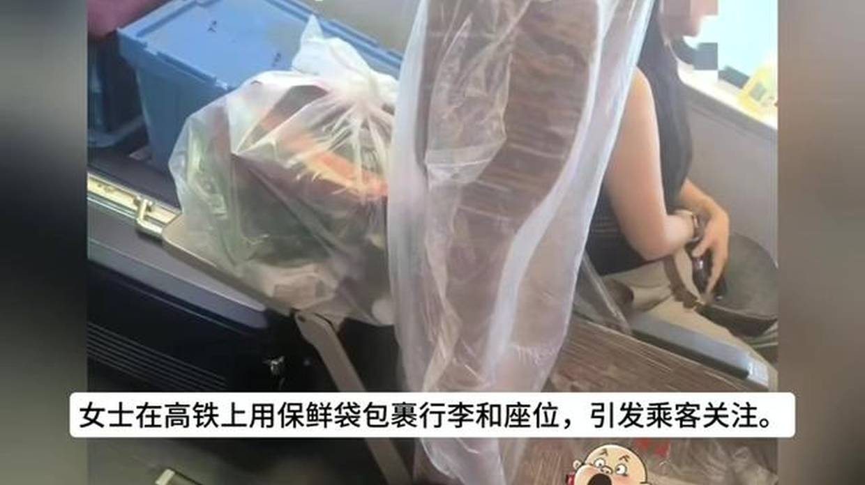 高铁上遇到个特别爱干净的女人，旁边人本来没在意，看到她这一身都忍不住多看两眼
